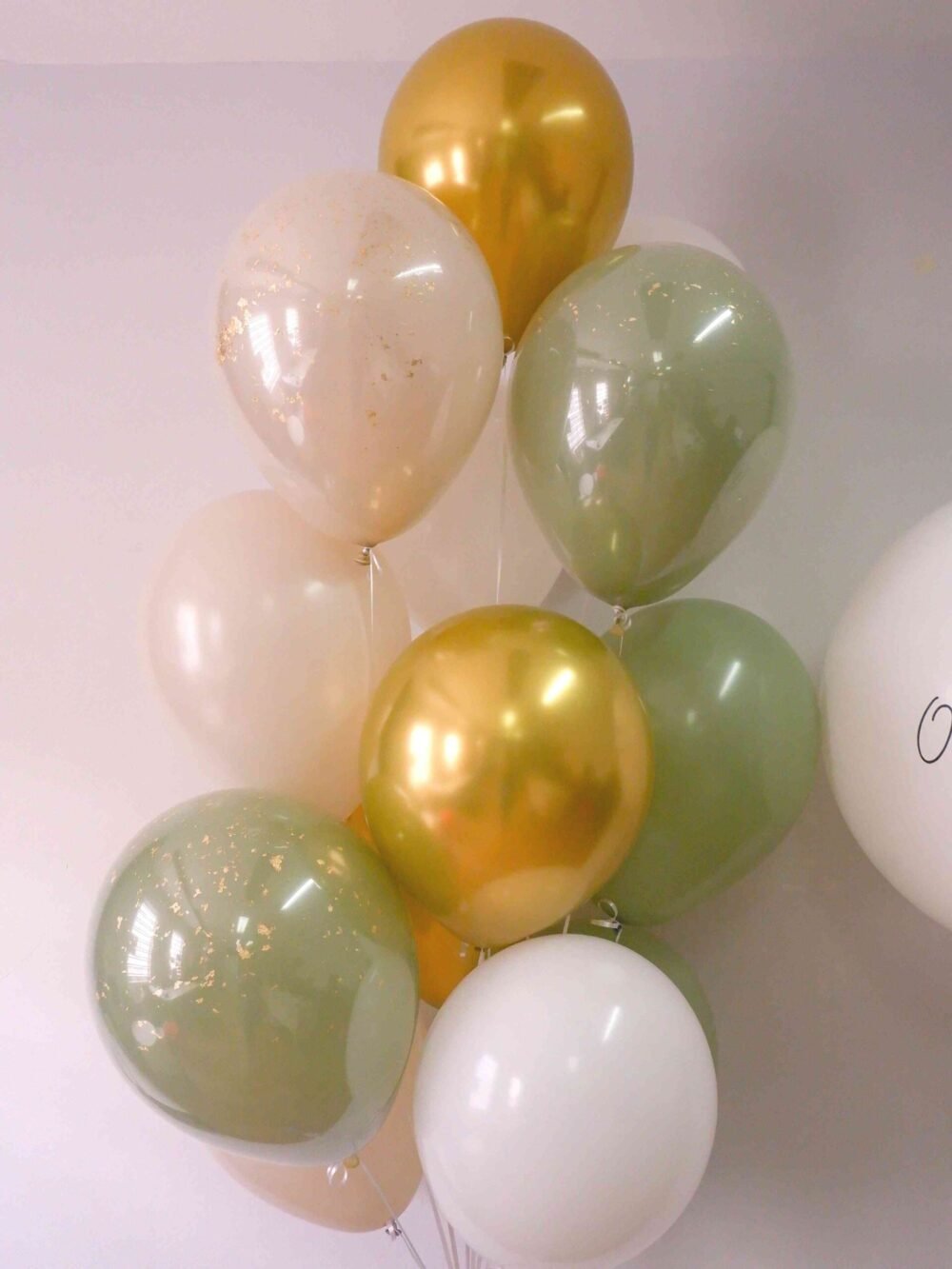 Gold Flakes helium balloon arrangement